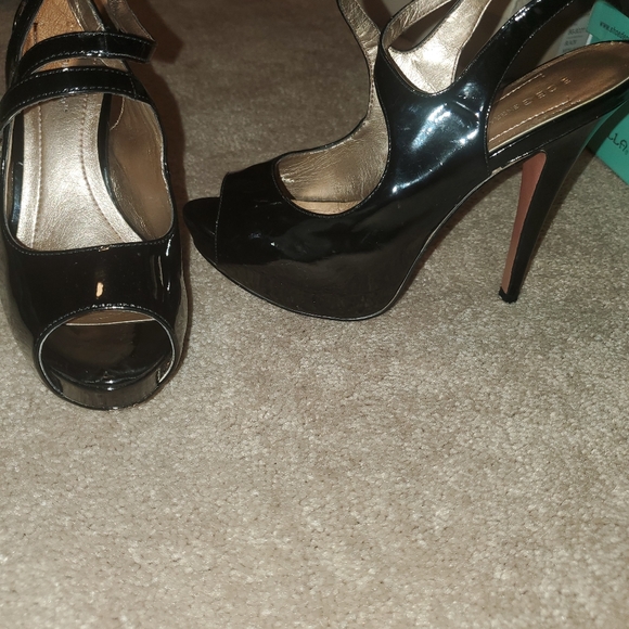 bcbg black heels